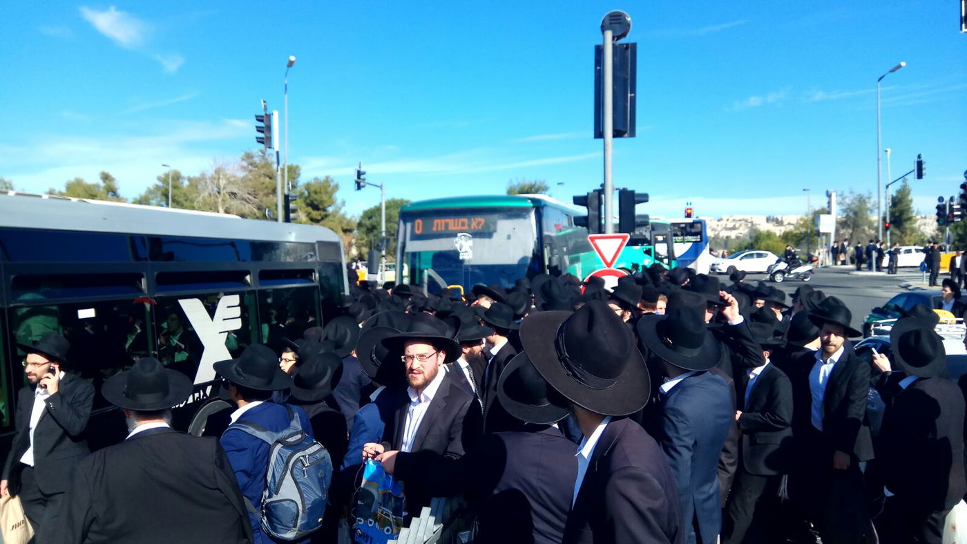 אלפים צובאים על האוטובוסים להלווית מרן הגראי"ל שטיינמן זצ"ל