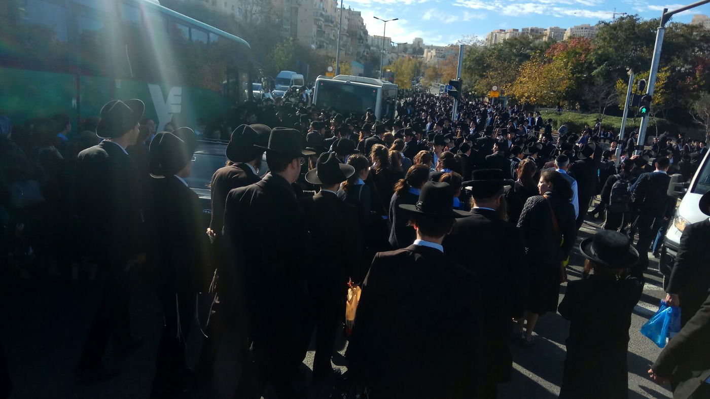 אלפים צובאים על האוטובוסים להלווית מרן הגראי"ל שטיינמן זצ"ל