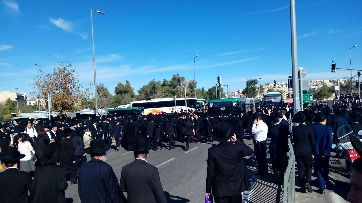 אלפים צובאים על האוטובוסים להלווית מרן הגראי"ל שטיינמן זצ"ל