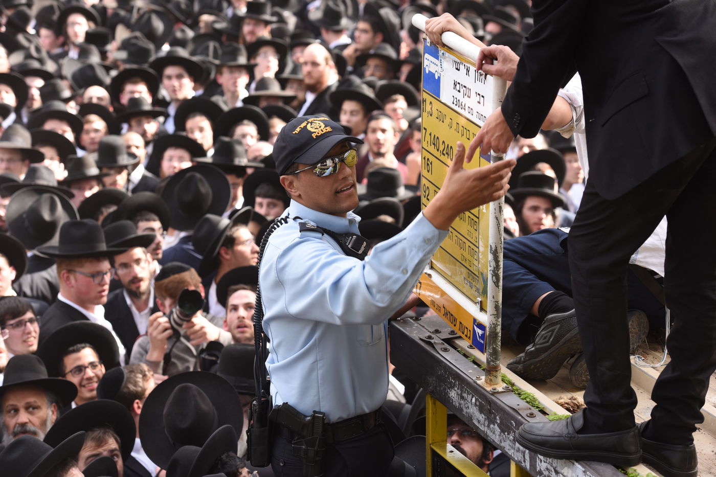 מבט נוסף: הקהל הרב בהלווית מרן הרב שטיינמן