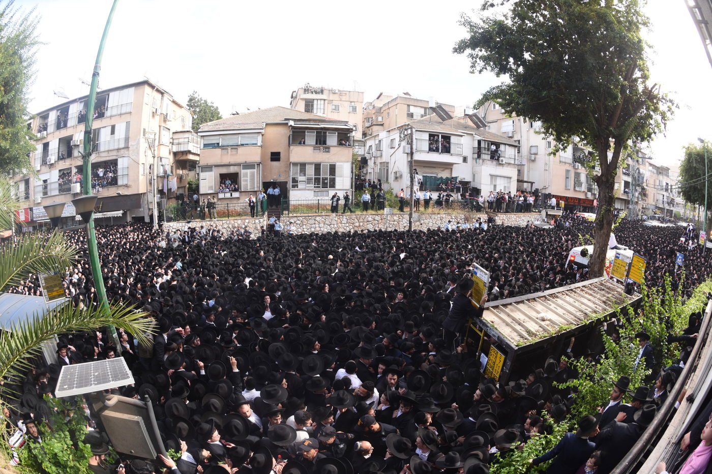 מבט נוסף: הקהל הרב בהלווית מרן הרב שטיינמן