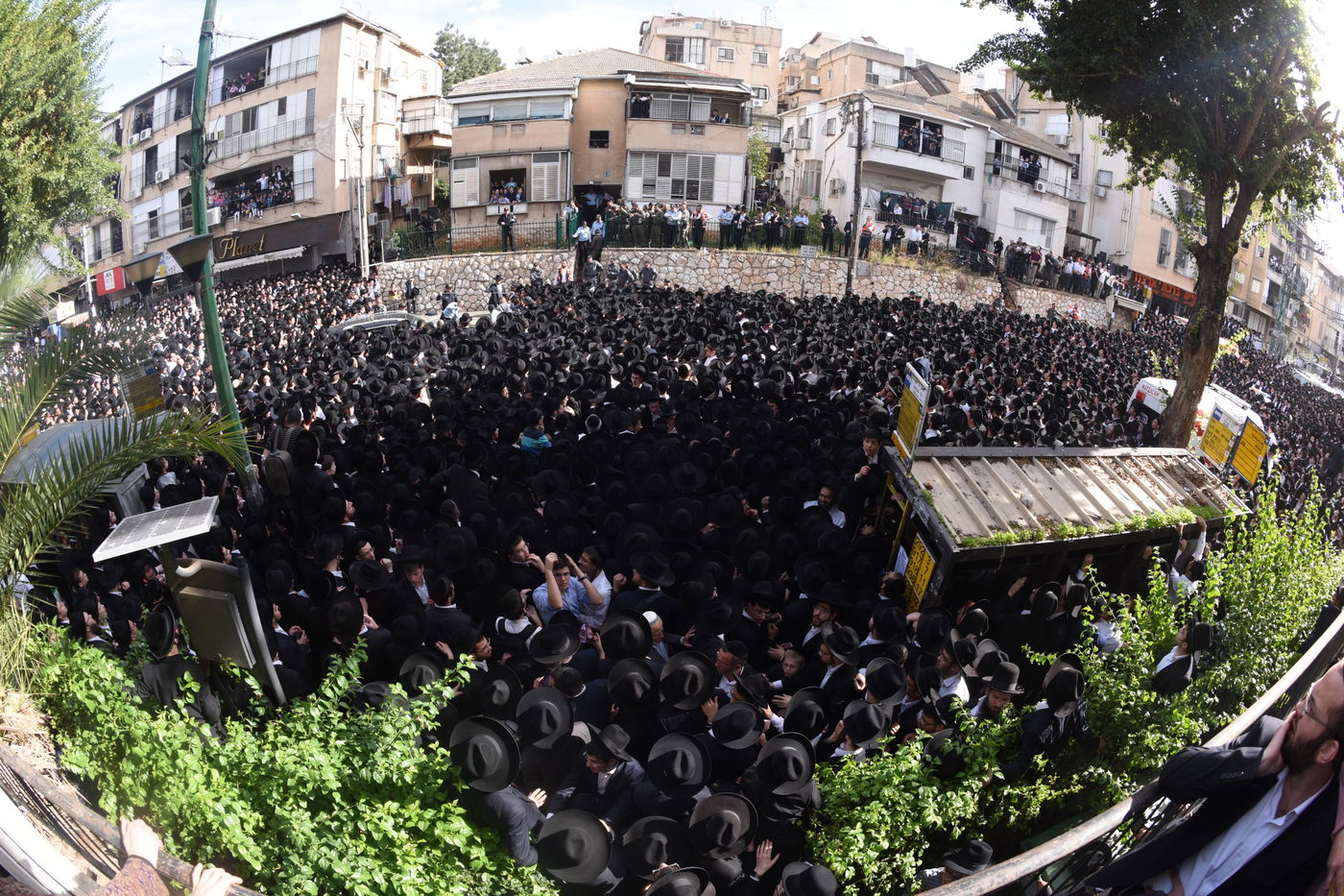 מבט נוסף: הקהל הרב בהלווית מרן הרב שטיינמן