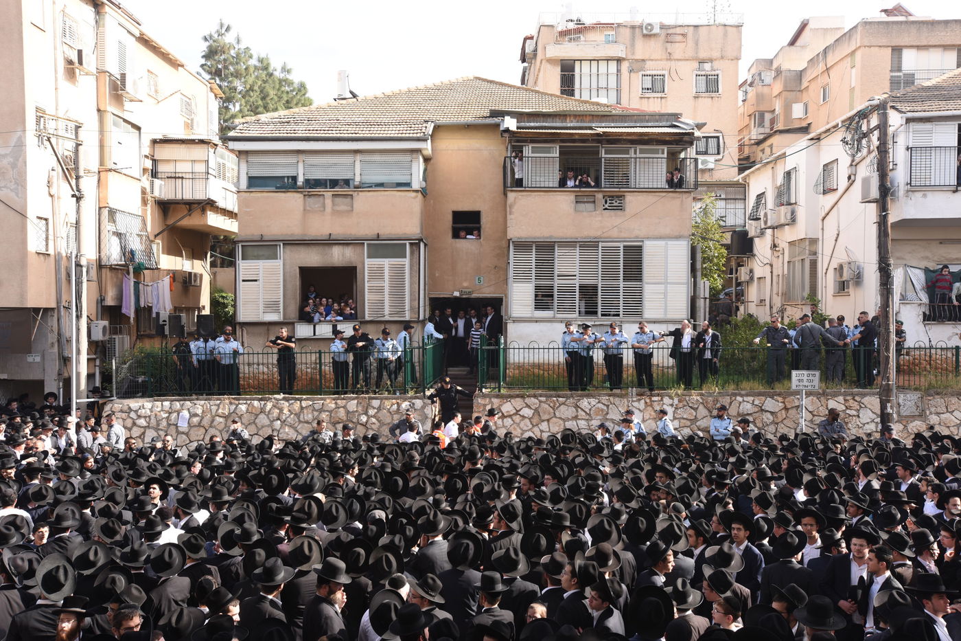 מבט נוסף: הקהל הרב בהלווית מרן הרב שטיינמן