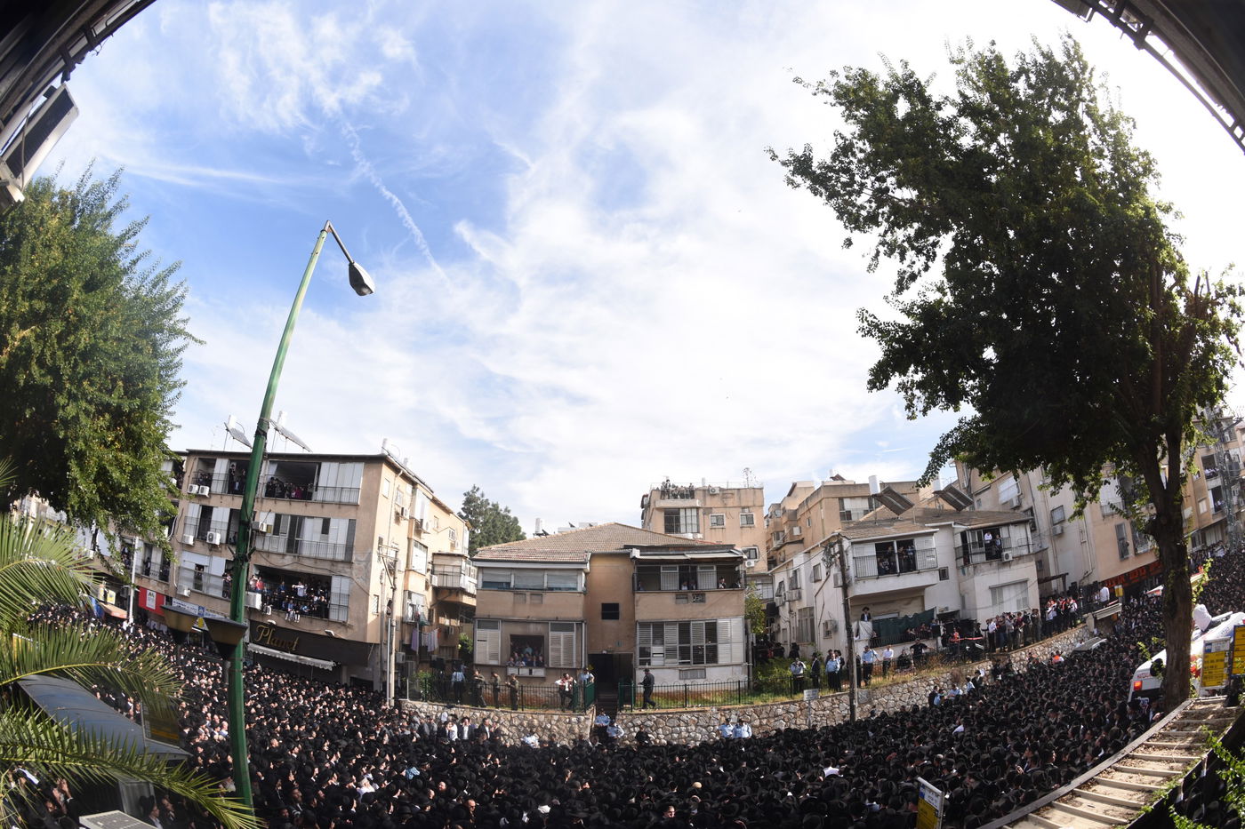 מבט נוסף: הקהל הרב בהלווית מרן הרב שטיינמן