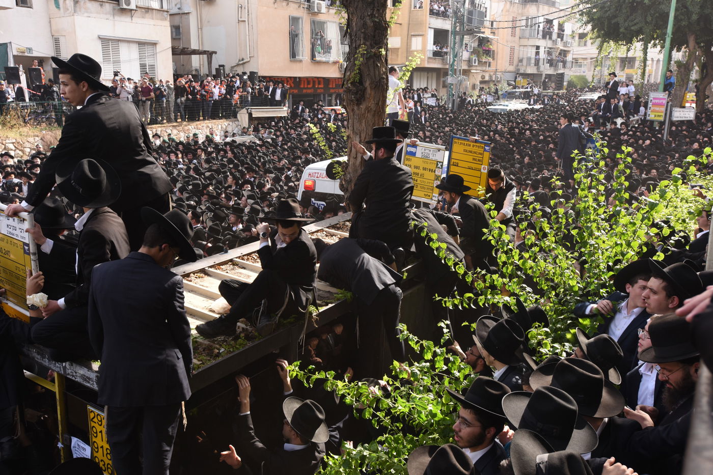 מבט נוסף: הקהל הרב בהלווית מרן הרב שטיינמן