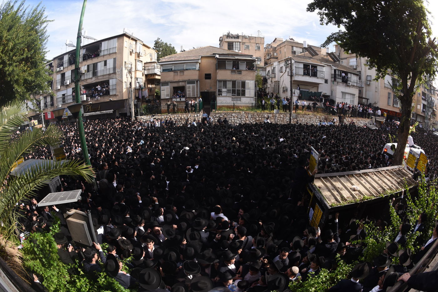מבט נוסף: הקהל הרב בהלווית מרן הרב שטיינמן