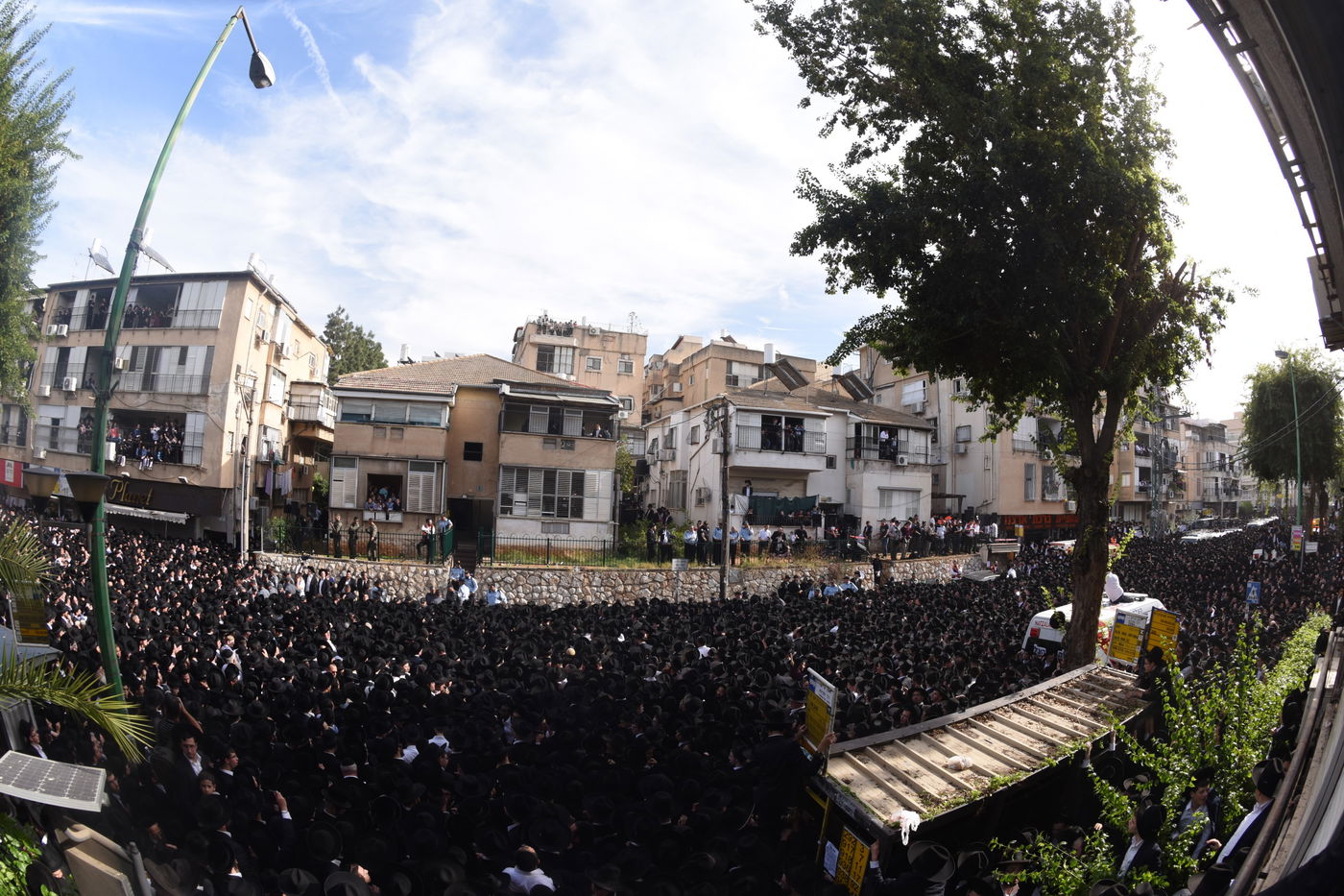 מבט נוסף: הקהל הרב בהלווית מרן הרב שטיינמן