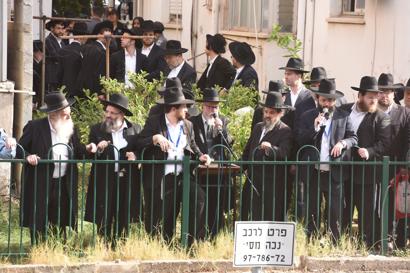 מבט נוסף: הקהל הרב בהלווית מרן הרב שטיינמן