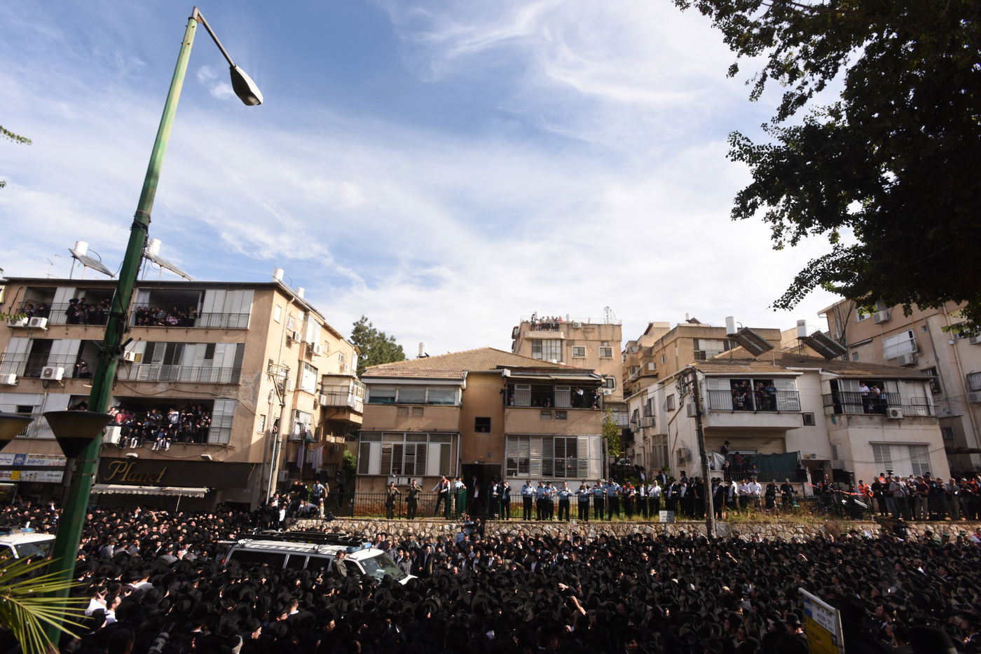 מבט נוסף: הקהל הרב בהלווית מרן הרב שטיינמן