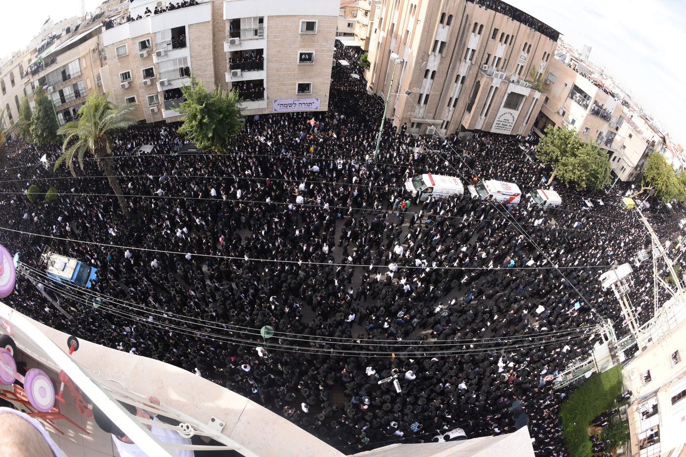מבט נוסף: הקהל הרב בהלווית מרן הרב שטיינמן