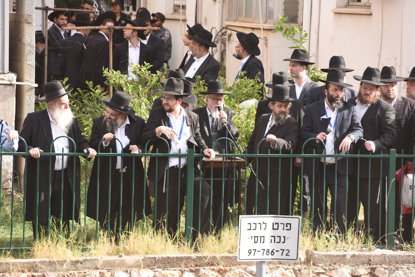 מבט נוסף: הקהל הרב בהלווית מרן הרב שטיינמן