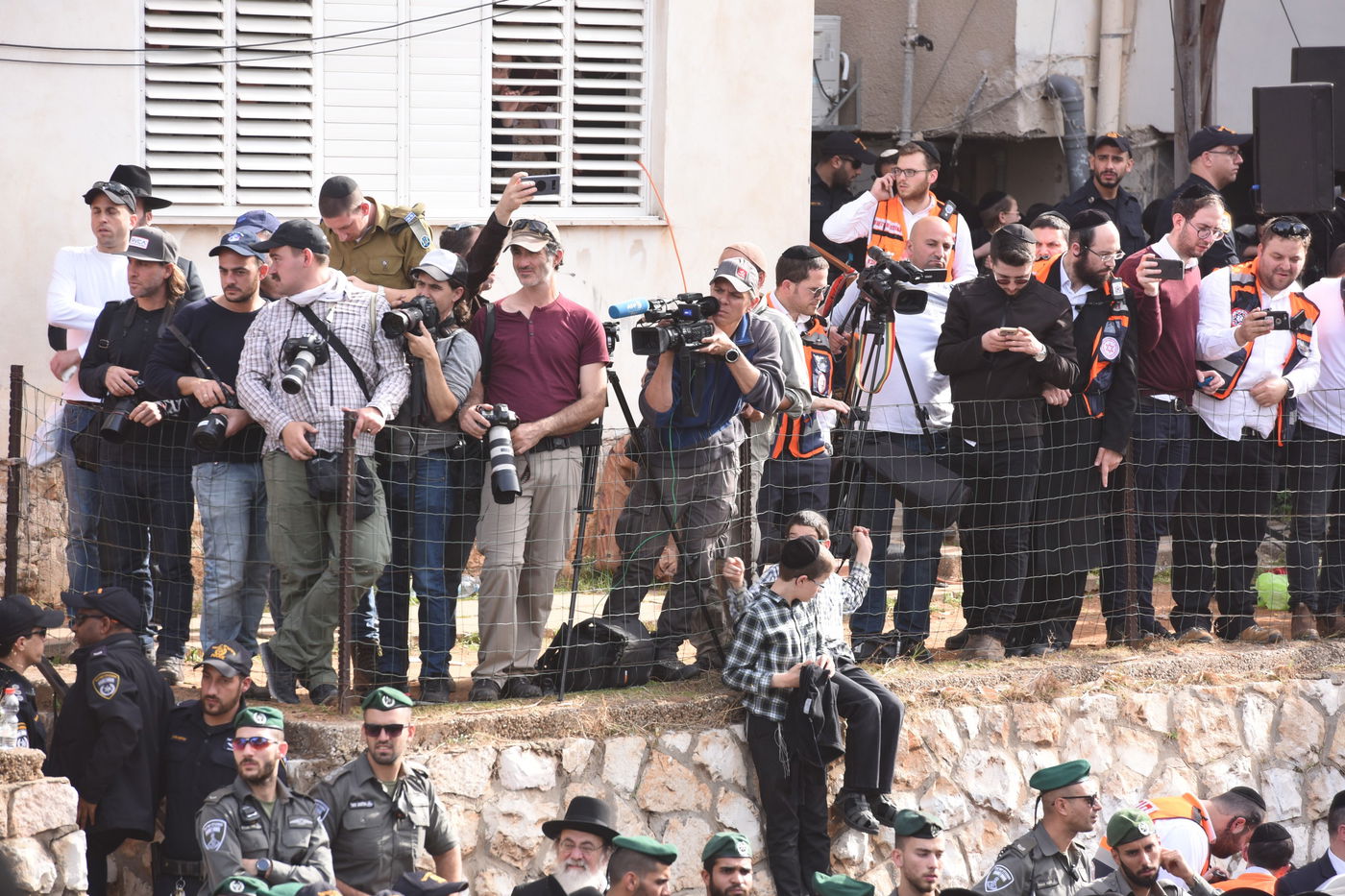 מבט נוסף: הקהל הרב בהלווית מרן הרב שטיינמן
