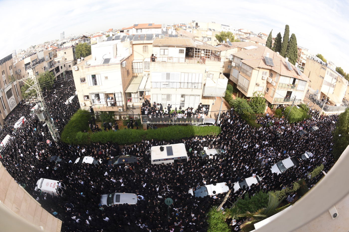 מבט נוסף: הקהל הרב בהלווית מרן הרב שטיינמן