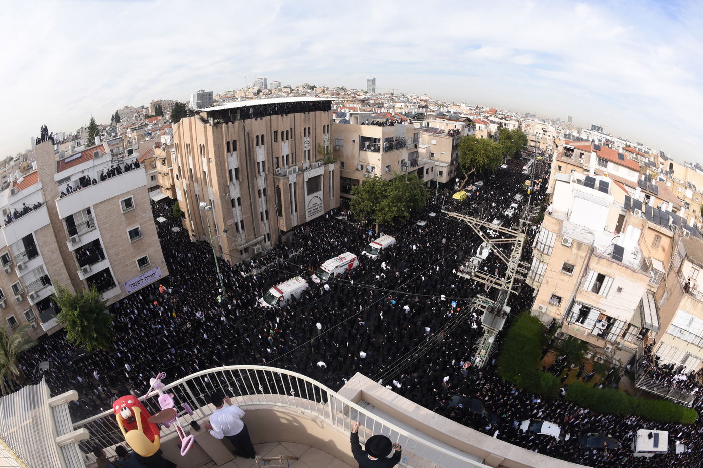 מבט נוסף: הקהל הרב בהלווית מרן הרב שטיינמן