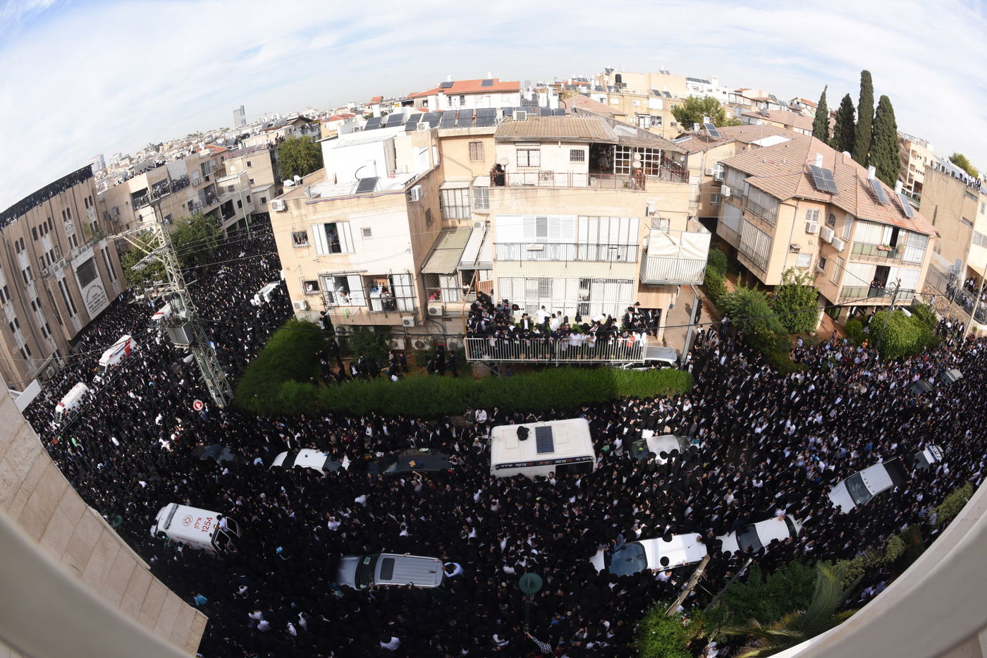 מבט נוסף: הקהל הרב בהלווית מרן הרב שטיינמן