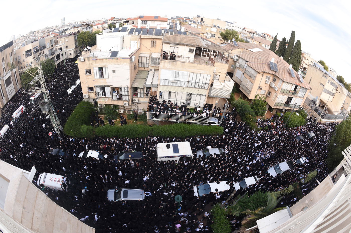 מבט נוסף: הקהל הרב בהלווית מרן הרב שטיינמן