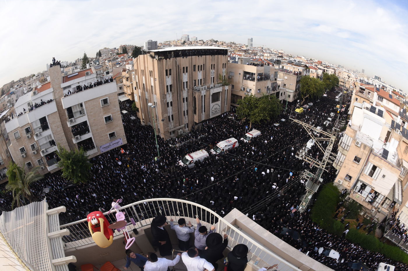 מבט נוסף: הקהל הרב בהלווית מרן הרב שטיינמן