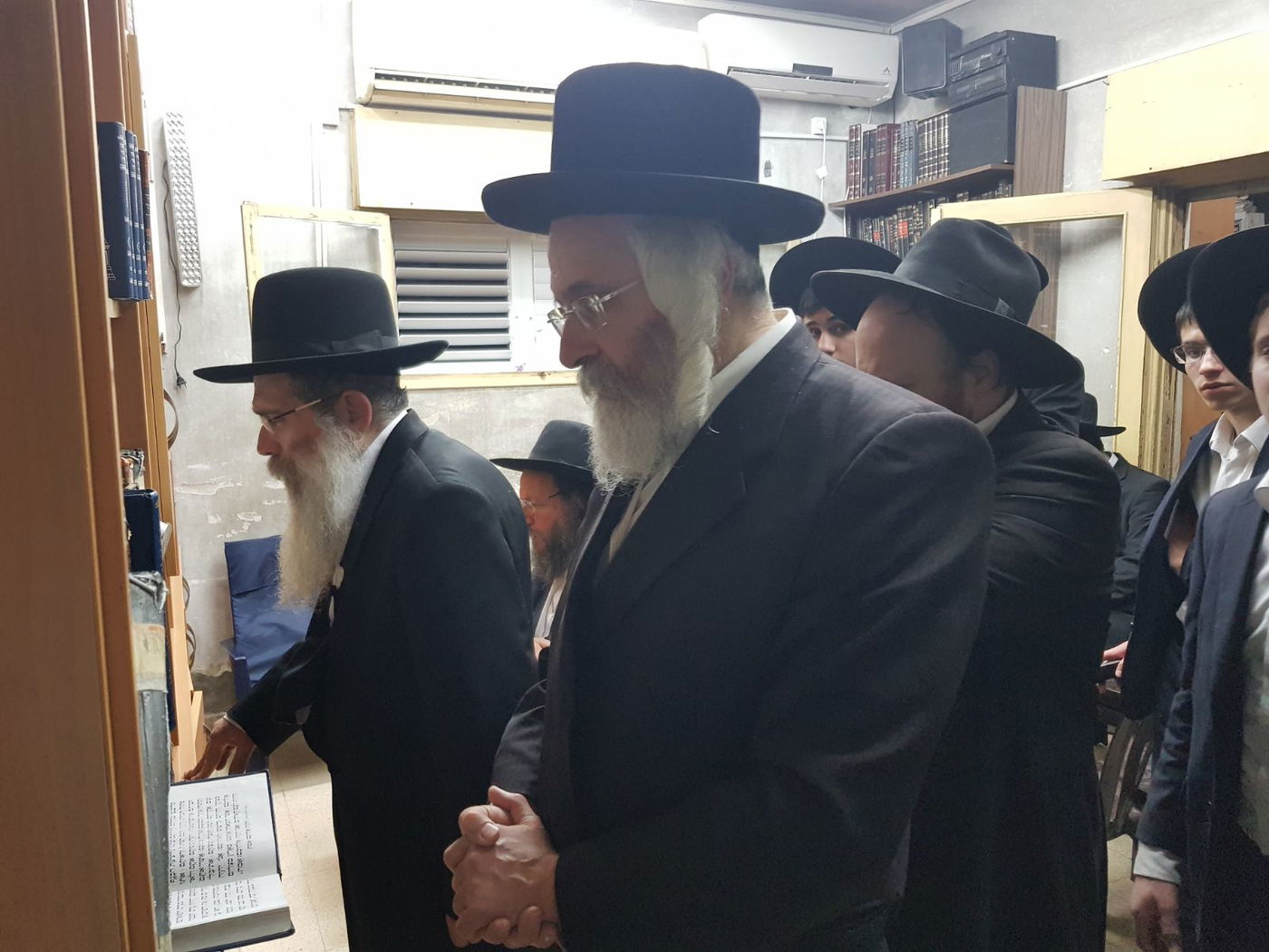 כבה הנר המערבי: החנוכיה המיותמת בחזון איש 5