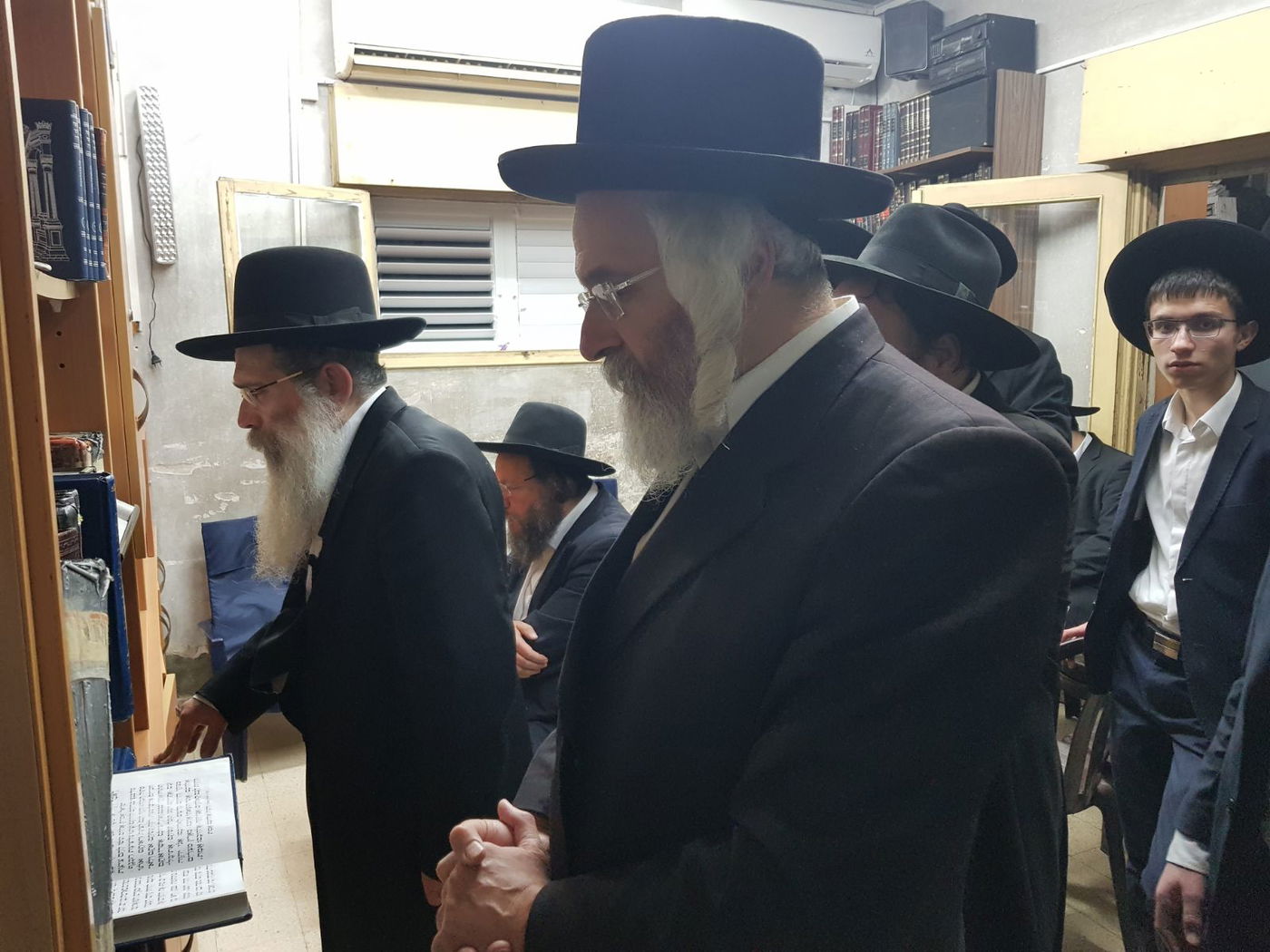 כבה הנר המערבי: החנוכיה המיותמת בחזון איש 5