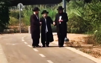 גם כשצעד לבריאותו - מרן הרב שטיינמן לא הפסיק ללמוד. צפו