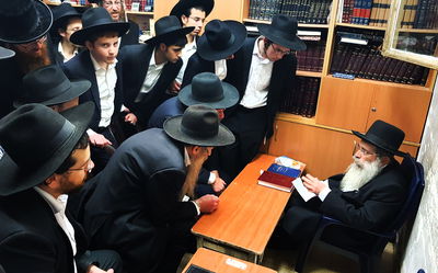 תיעוד ראשון: ניחום האבלים בבית גדול הדור