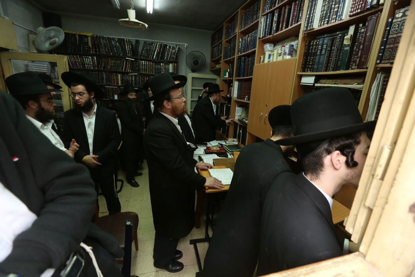 הבית המיותם ב'חזון איש 5' במהלך ההלוויה • תיעוד