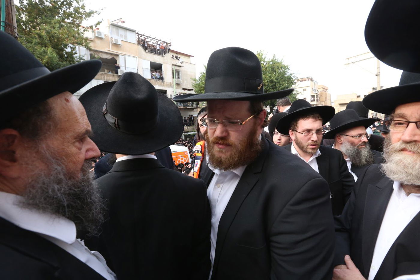 הבית המיותם ב'חזון איש 5' במהלך ההלוויה • תיעוד