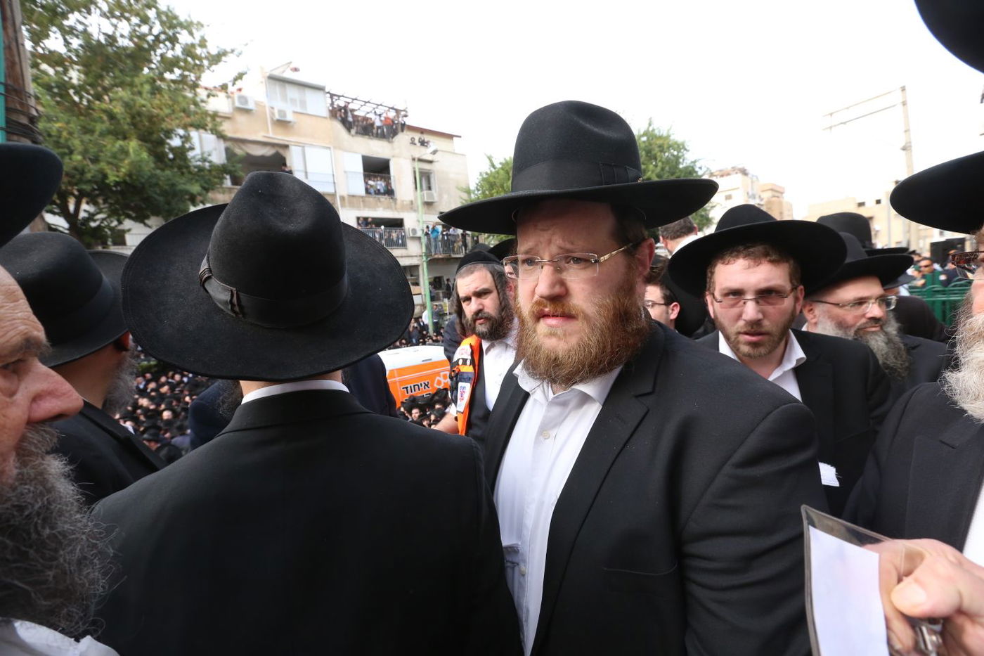 הבית המיותם ב'חזון איש 5' במהלך ההלוויה • תיעוד