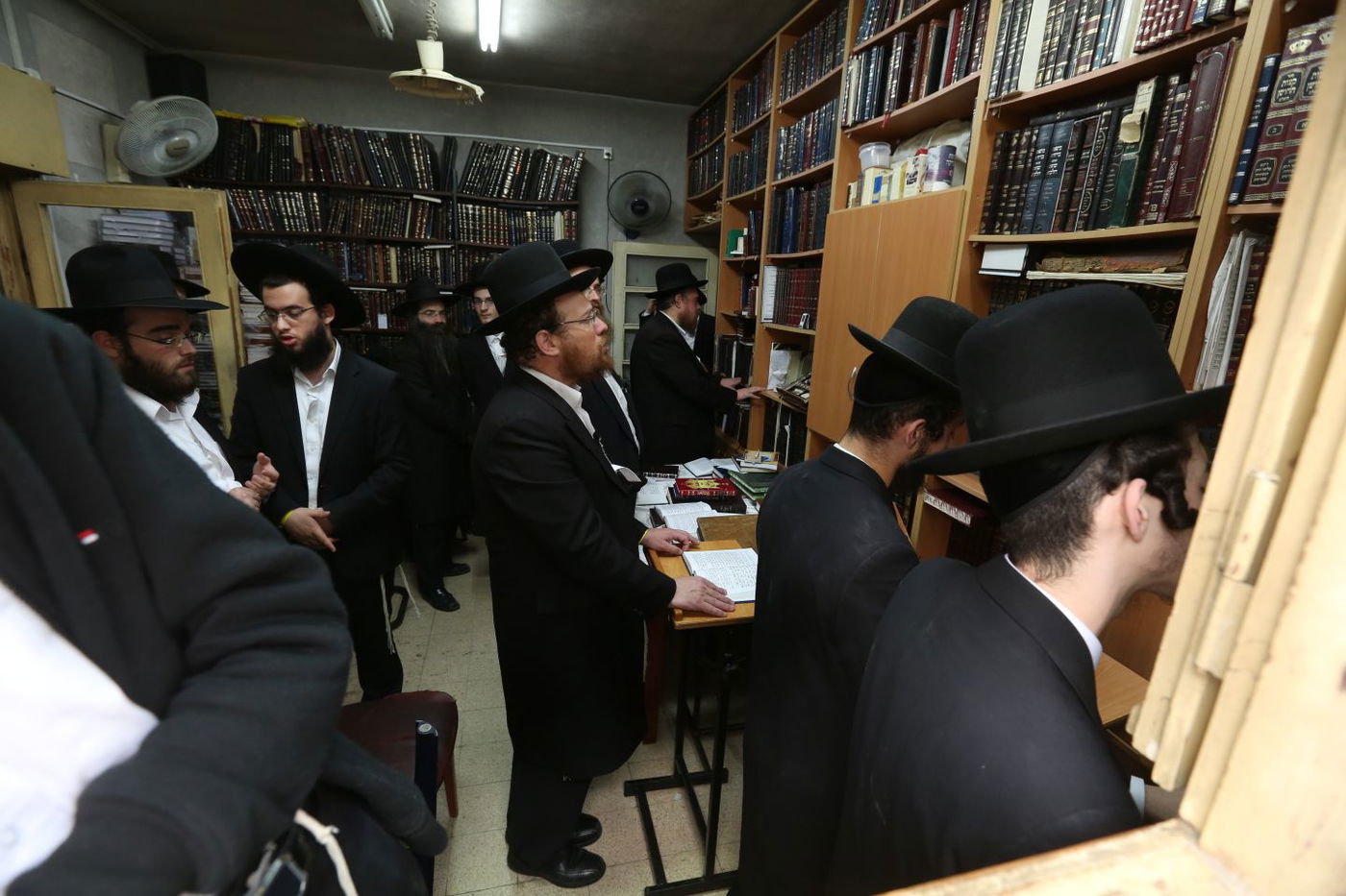 הבית המיותם ב'חזון איש 5' במהלך ההלוויה • תיעוד