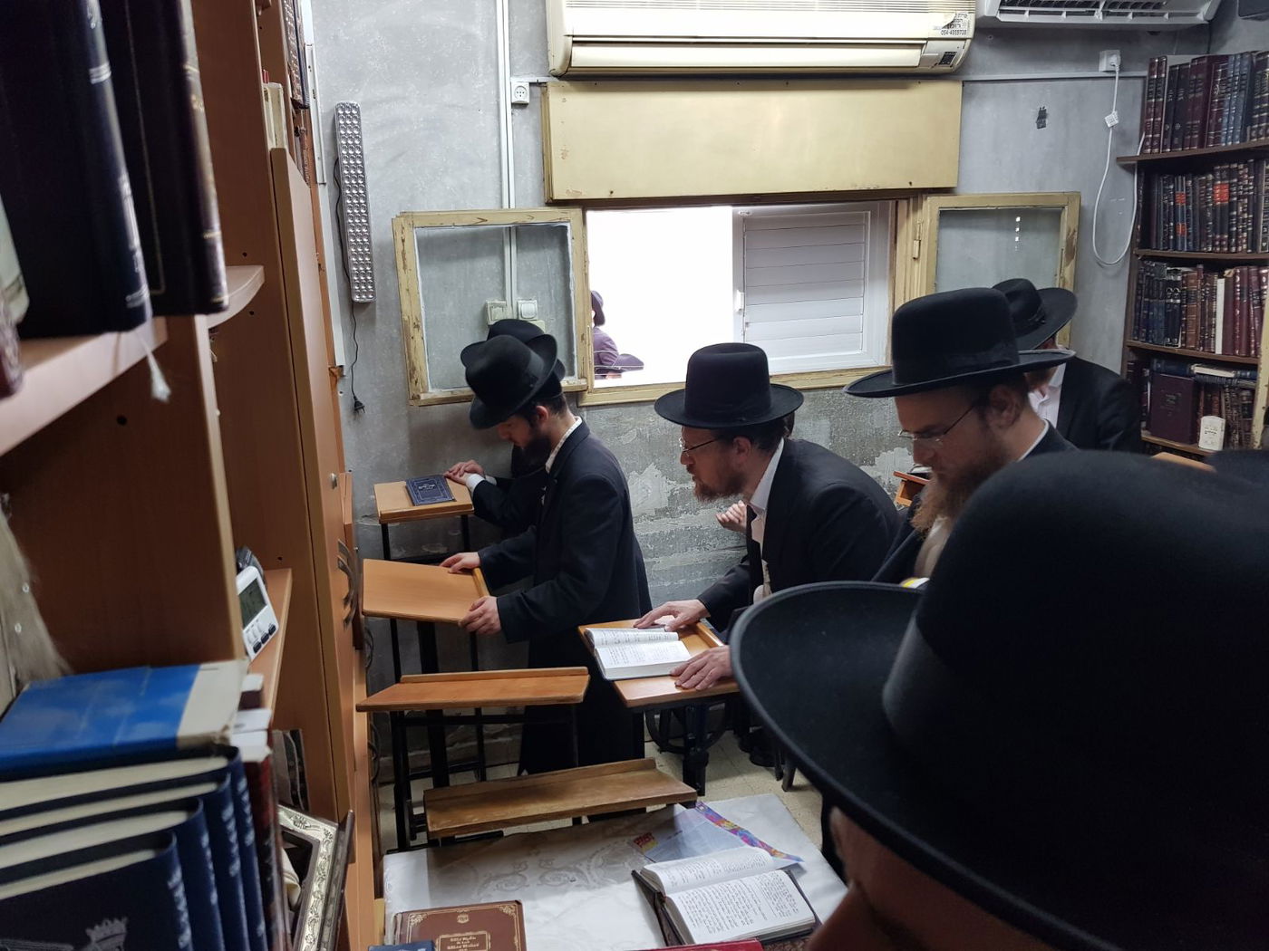 תפילת מנחה בבית מרן זצ"ל