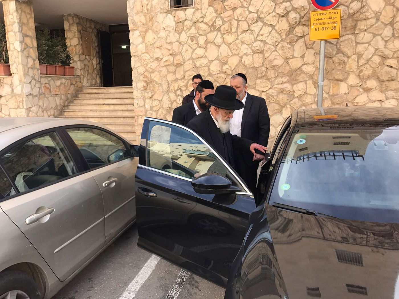 נשיא המועצת הגר"ש כהן ואריה דרעי יוצאים יחד להלוויה • צפו