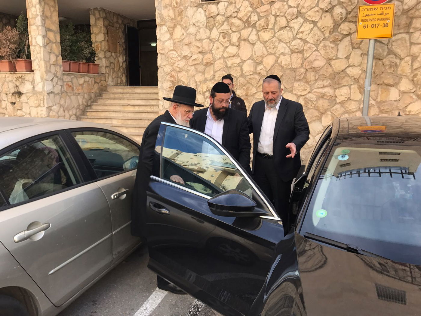 נשיא המועצת הגר"ש כהן ואריה דרעי יוצאים יחד להלוויה • צפו