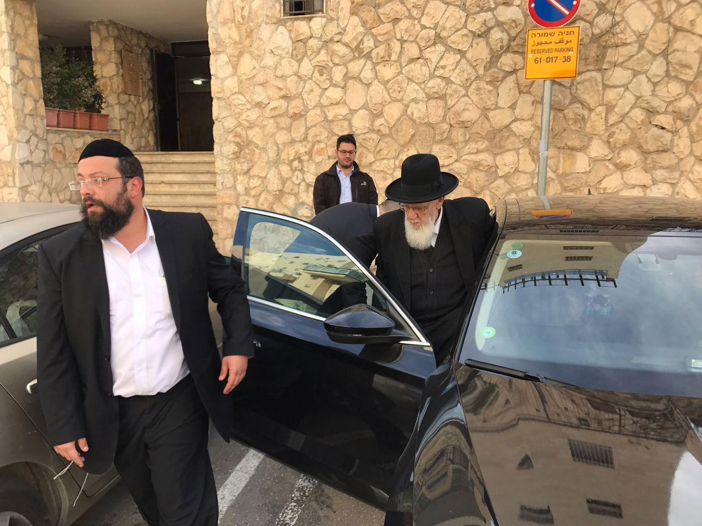 נשיא המועצת הגר"ש כהן ואריה דרעי יוצאים יחד להלוויה • צפו