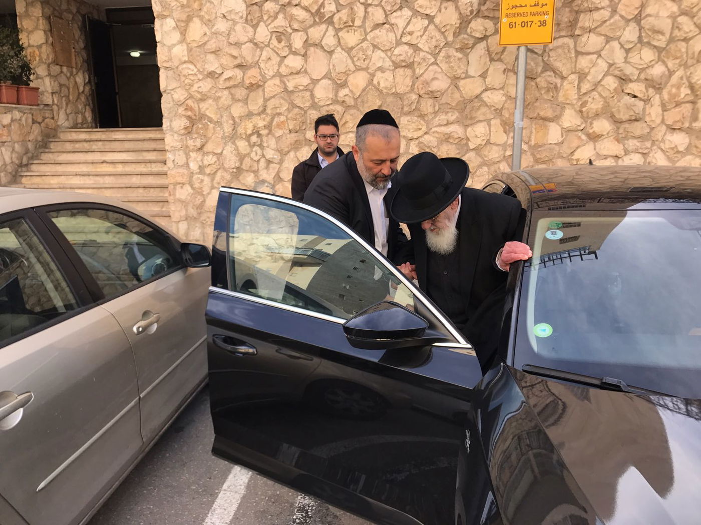 נשיא המועצת הגר"ש כהן ואריה דרעי יוצאים יחד להלוויה • צפו