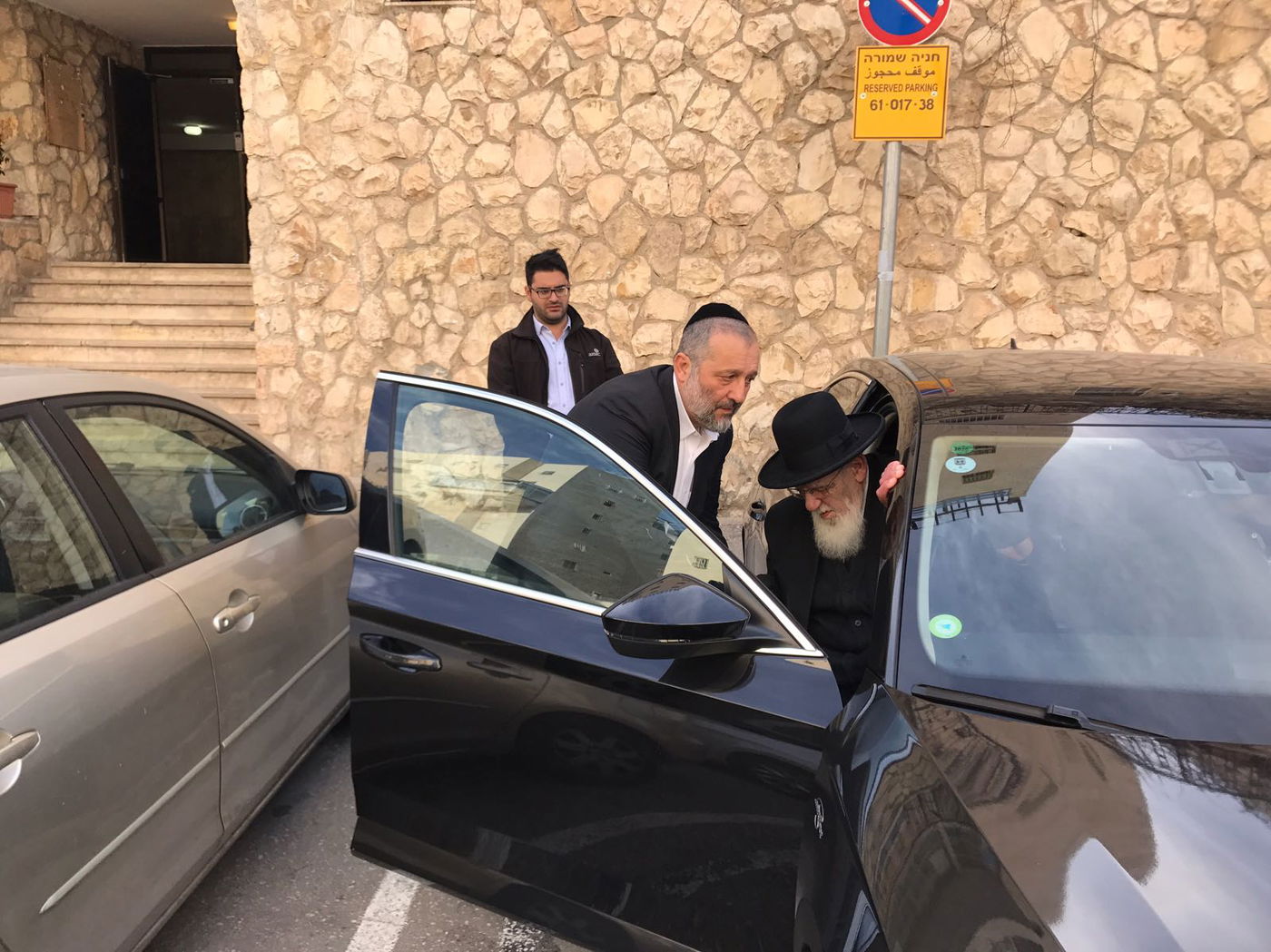 נשיא המועצת הגר"ש כהן ואריה דרעי יוצאים יחד להלוויה • צפו