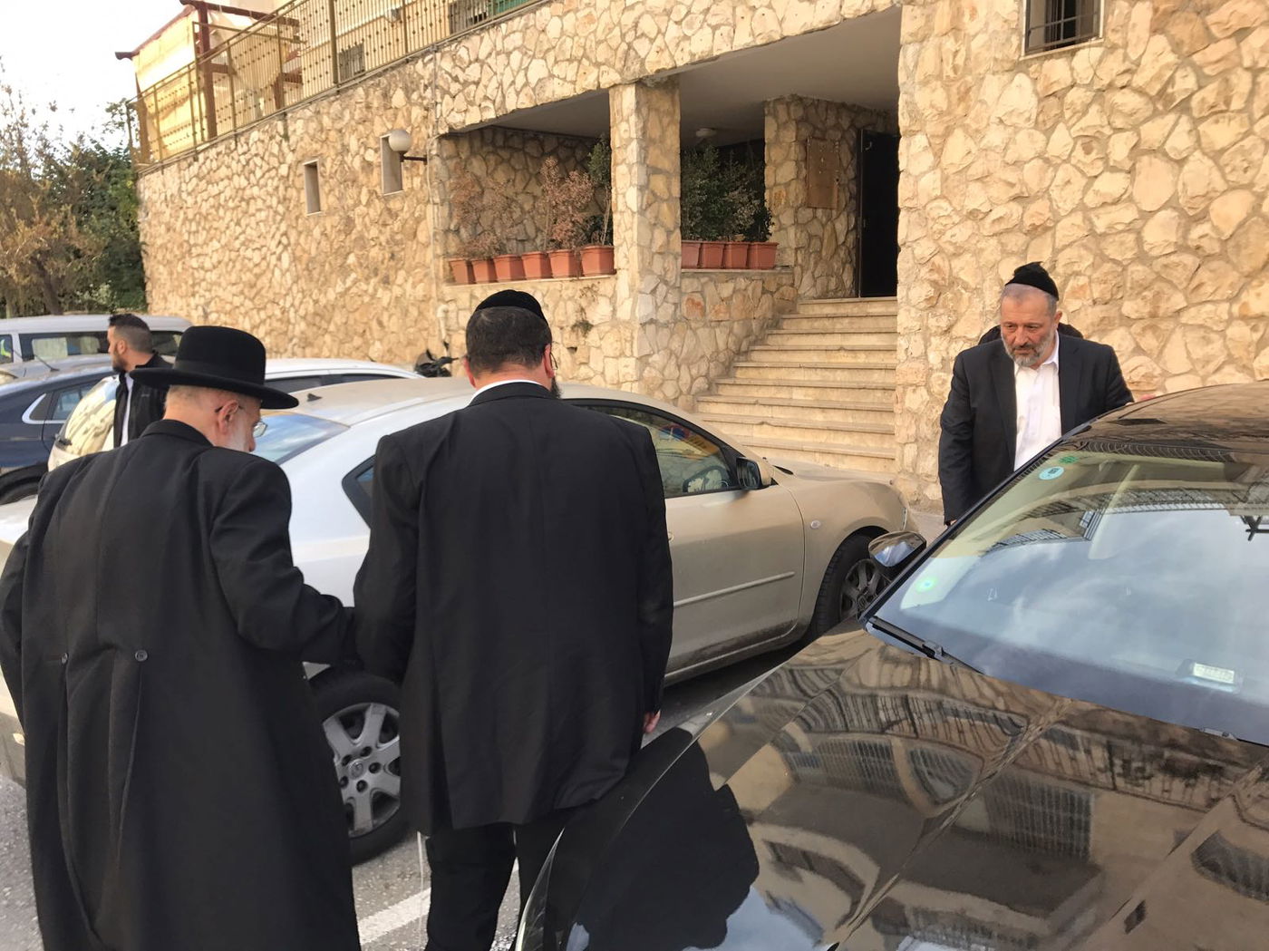 נשיא המועצת הגר"ש כהן ואריה דרעי יוצאים יחד להלוויה • צפו