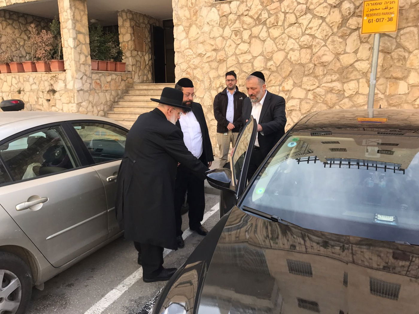 נשיא המועצת הגר"ש כהן ואריה דרעי יוצאים יחד להלוויה • צפו