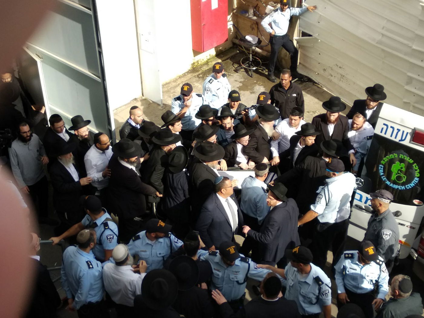 המיטה יוצאת מבית החולים