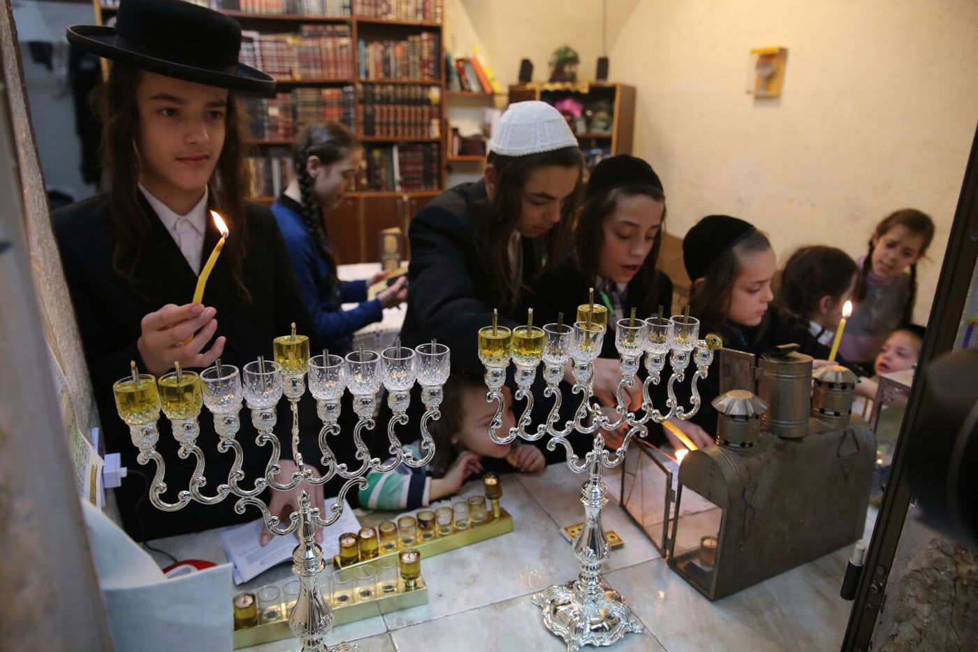 סיור חנוכיות וירטואלי: נר שני במאה שערים