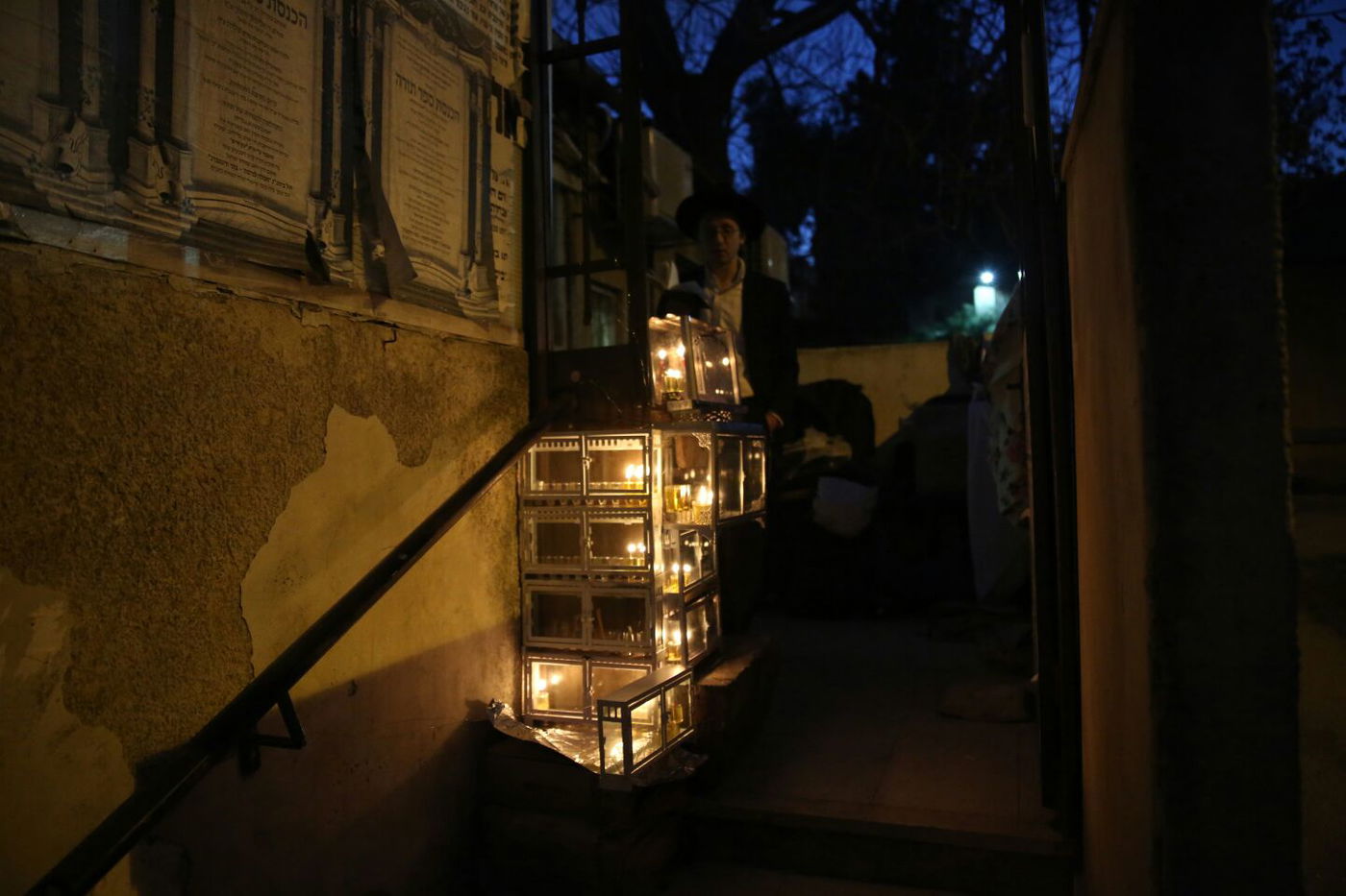 סיור חנוכיות וירטואלי: נר שני במאה שערים