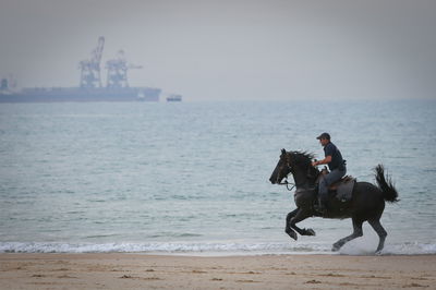 שוטר דוהר על חוף אשקלון