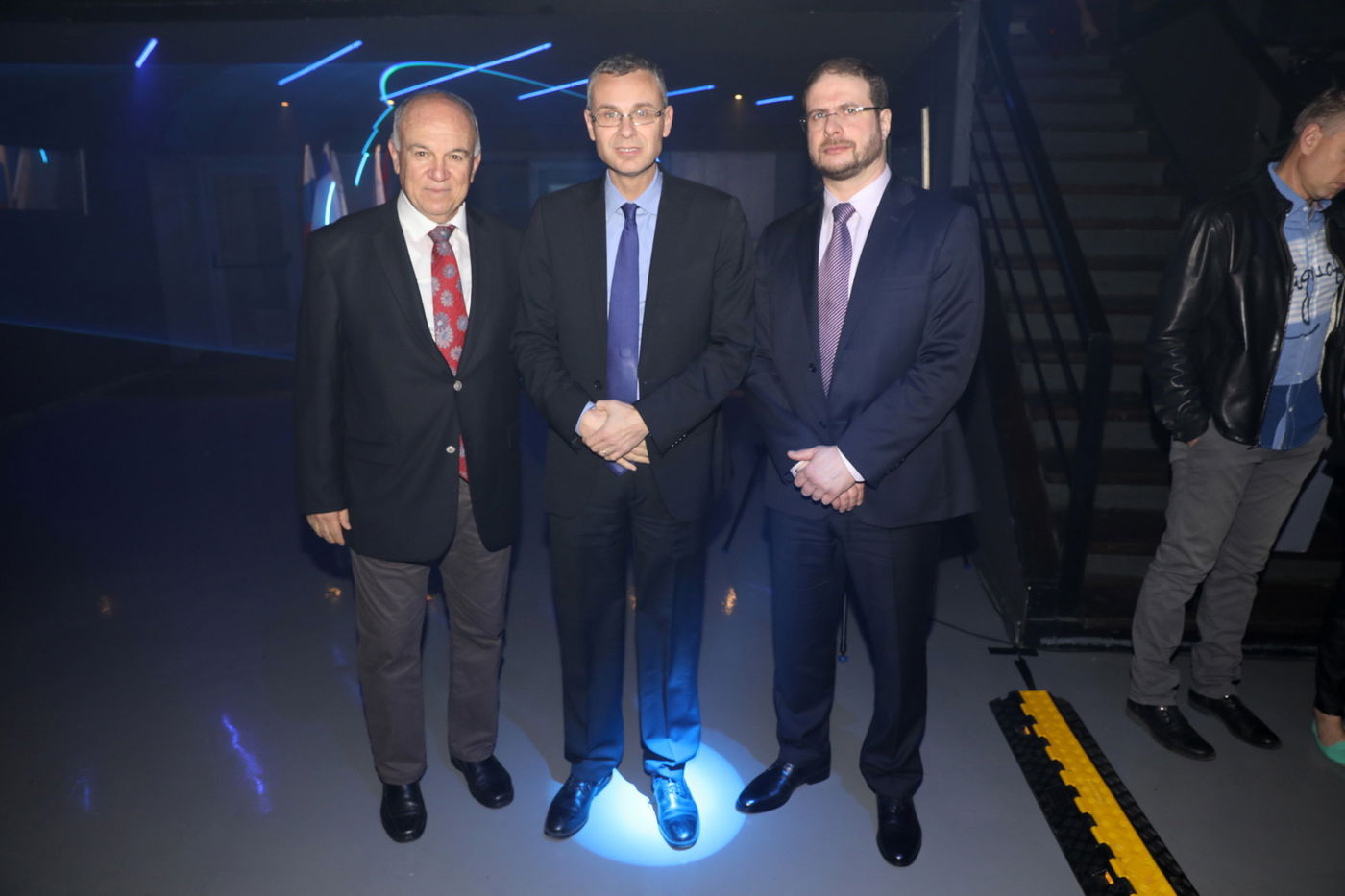 לצד שר התיירות יריב לוין, מנכ"ל אופן סקיי אפרים פורטיס וסמנכ"ל המכירות העולמי של איירופלוט אלכסנדר אלכסנדרובסקי. למטה: שר התיירות נושא דברים בכנס לציון 7 שנות פעילות.