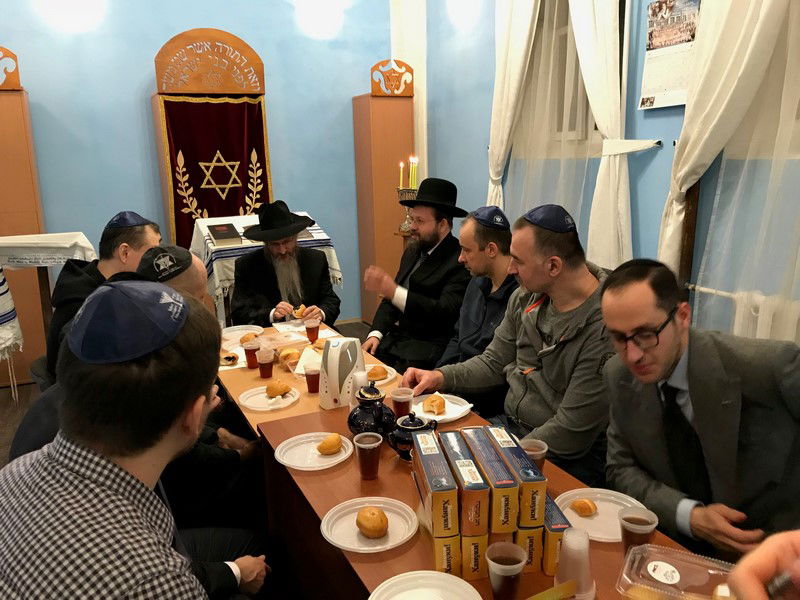 נר שלישי של חנוכה עם אסירים יהודים בכלא הוותיק בעולם