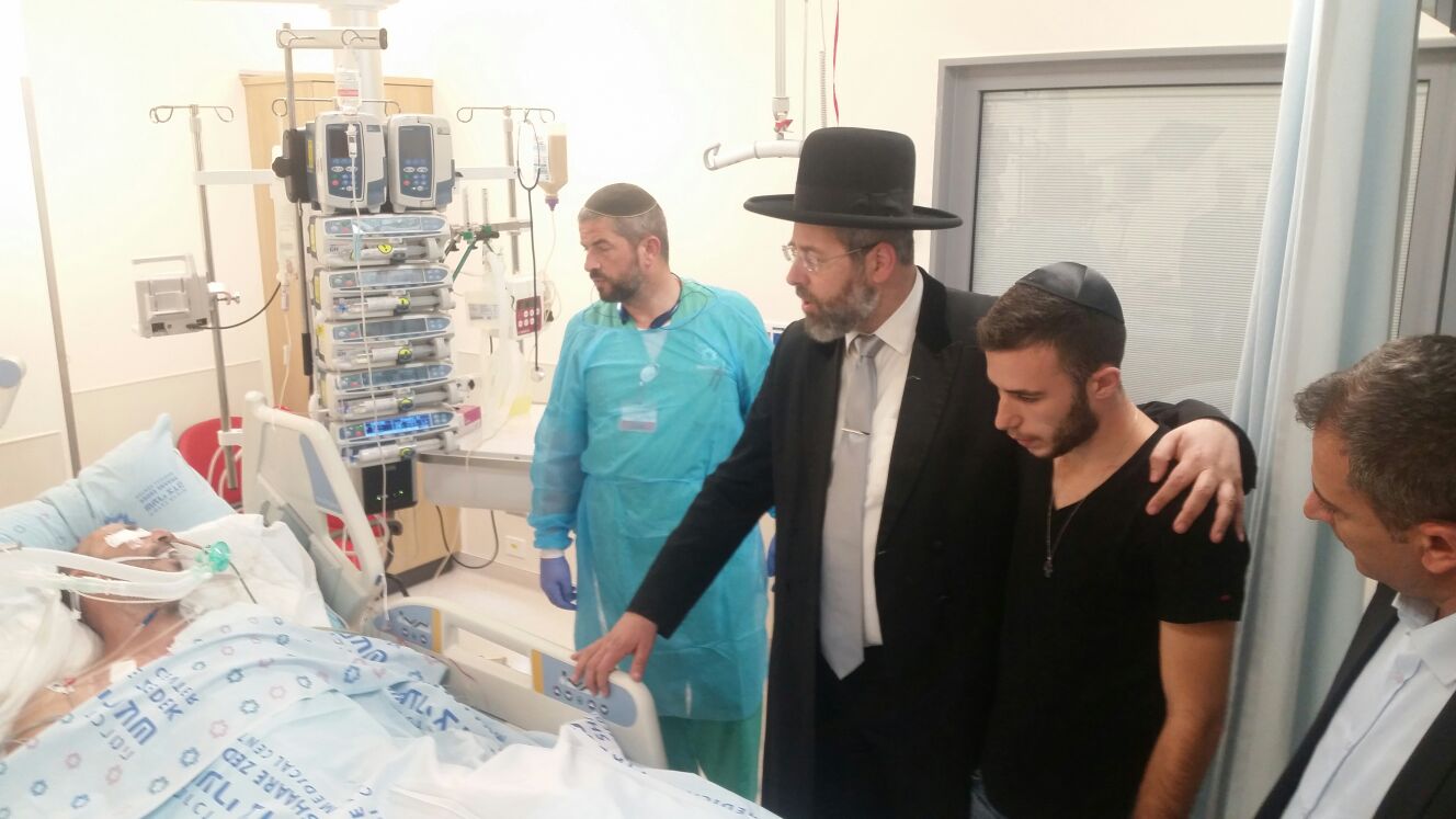 מרגש: הגר"ד לאו התפלל ליד מיטת המאבטח שנפצע בפיגוע