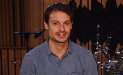 אורן ברג בסינגל בכורה - מסתובבים עם העולם