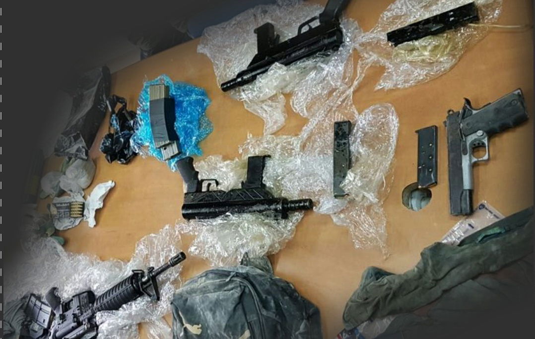 כלב משטרתי מצא ארבעה כלי נשק מוסתרים