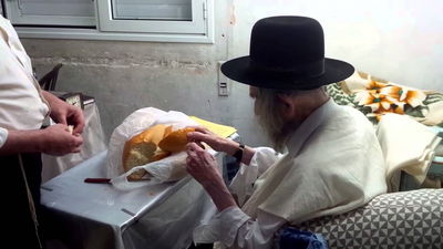 מרן מעשר את לחמו