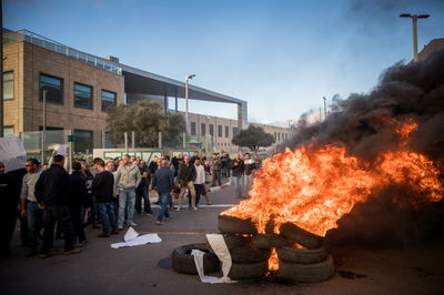 מתחת לגשר המיתרים