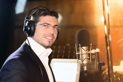 הזמר יוסי טוויטו במחרוזת מזרחית מקפיצה