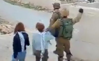 תיעוד מקומם: פלסטיניות מכות חיילי צה"ל